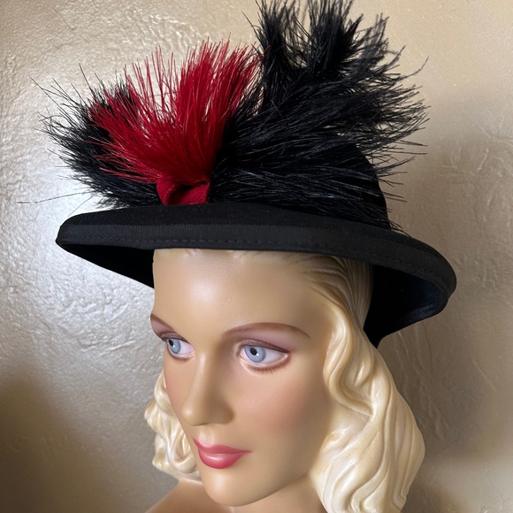 MYSTERIOUS 1940's BLACK FELT HAT + RED/BLACK VELOUR BAND & FEATHERS